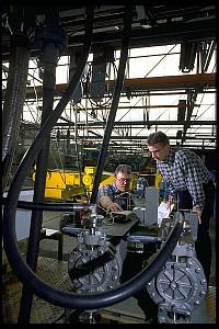 Apprenti Ingénieur 2000 de l'ESCPI, École supérieure de conception et de production industrielle, avec son tuteur dans l'entrepr Apprenti Ingénieur 2000 de l'ESCPI, École supérieure de conception et de production industrielle, avec son tuteur dans l'entrepr